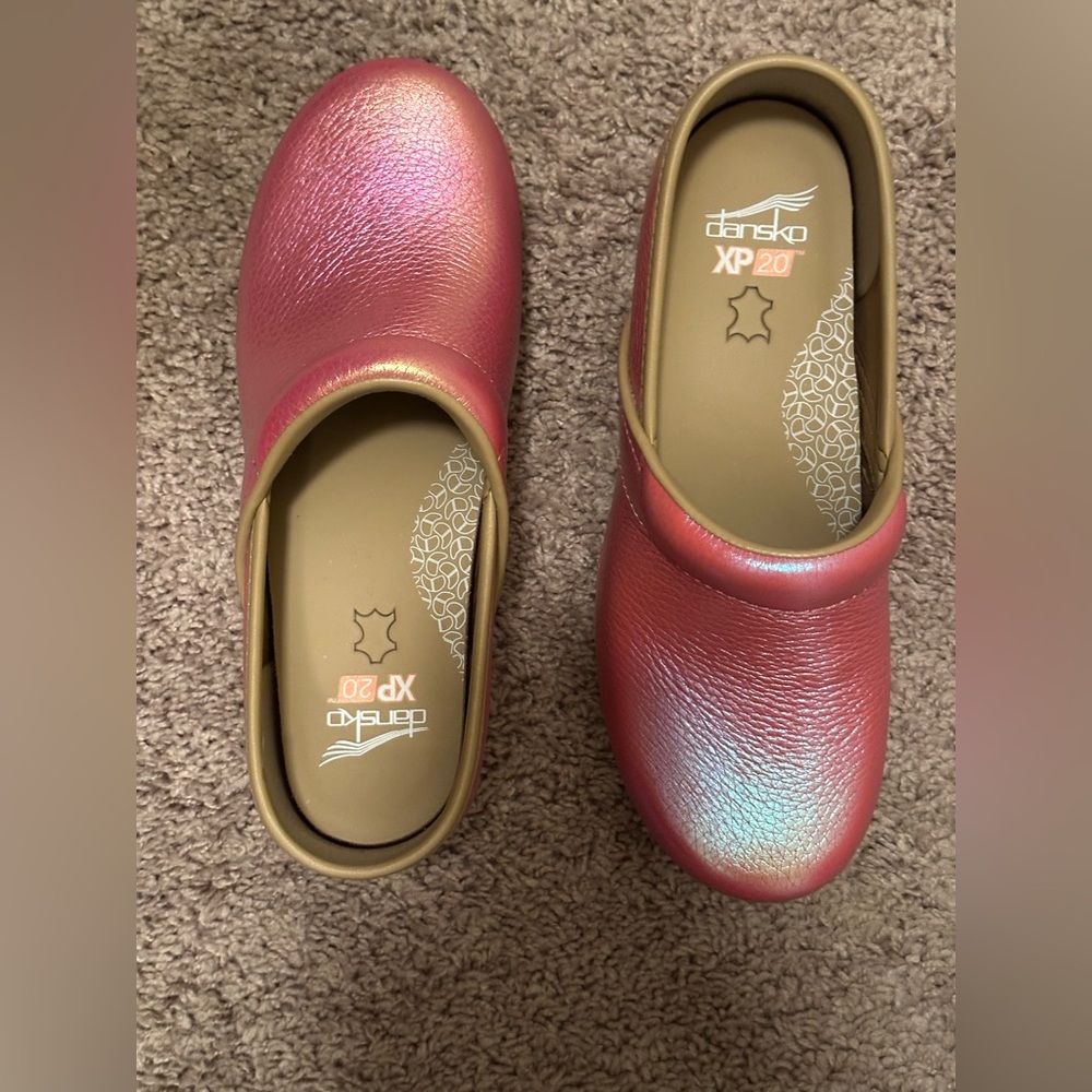 NWT XP 2.0 Dansko Pink Iridescent Leather Clog; size 38(8); never worn;tried on